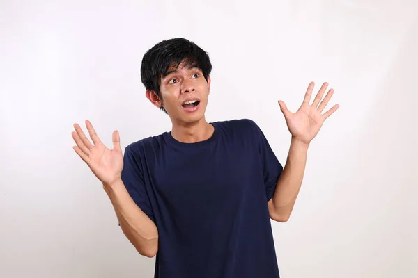 Surpreendido Jovem Asiático Homem Casual Enquanto Olha Para Lados Isolado — Fotografia de Stock