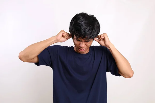 Molesto Estresado Joven Asiático Hombre Cubrir Oídos Sentir Dolor Oído — Foto de Stock