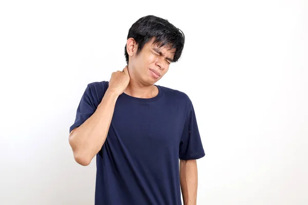 年轻的亚洲男人脖子和背痛 在白色背景上与版权保护隔离 — 图库照片