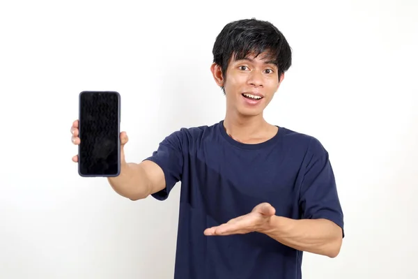快乐的亚洲年轻人站在那里 展示着空白的手机屏幕 与白种人隔离 — 图库照片