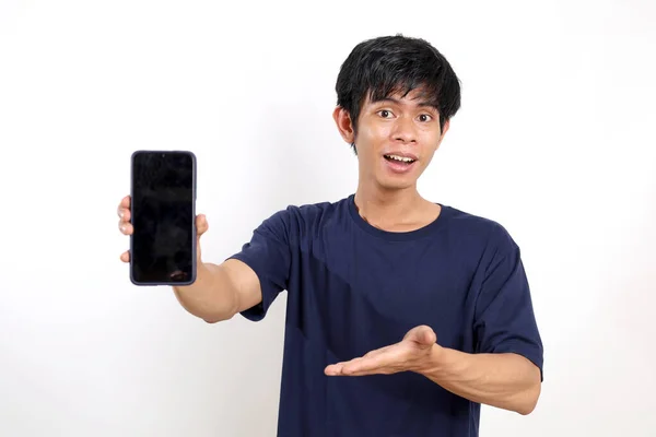 Boldog Ázsiai Fiatalember Áll Miközben Üres Mobiltelefon Képernyőt Mutat Fehér — Stock Fotó