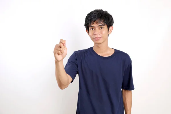 Szczęśliwy Młody Azjatycki Mężczyzna Stojący Trzymając Coś Odizolowany Białym Tle — Zdjęcie stockowe