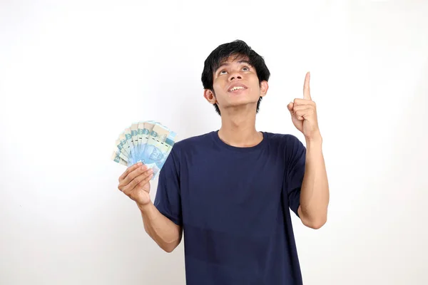 Happy Young Ασιάτης Στέκεται Ενώ Κρατά Χαρτονομίσματα Της Ινδονησίας Και — Φωτογραφία Αρχείου