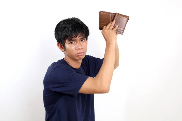 Разочарованный Молодой Азиат Стоящий Открывая Свой Пустой Бумажник Изолированный Белом — стоковое фото