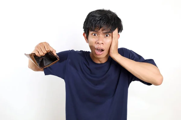Pria Asia Muda Yang Kecewa Berdiri Sambil Membuka Dompetnya Yang — Stok Foto