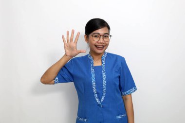 Genç Asyalı kadın beş parmağını gösterirken ayakta duruyor. Beyaz arkaplanda izole