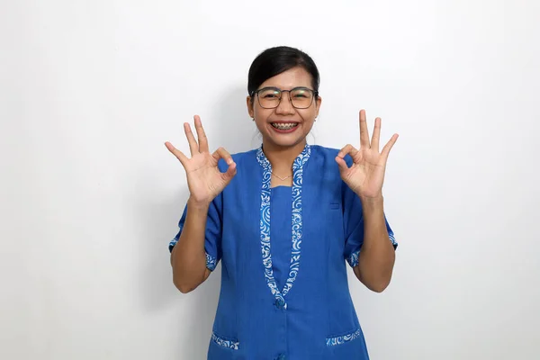 Alegre Jovem Asiático Mulher Enquanto Mostrando Mão Gesto Isolado Sobre — Fotografia de Stock