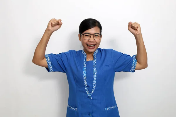 Joyful Jovem Asiático Empregado Enquanto Apertando Punho Sua Mão Isolado — Fotografia de Stock