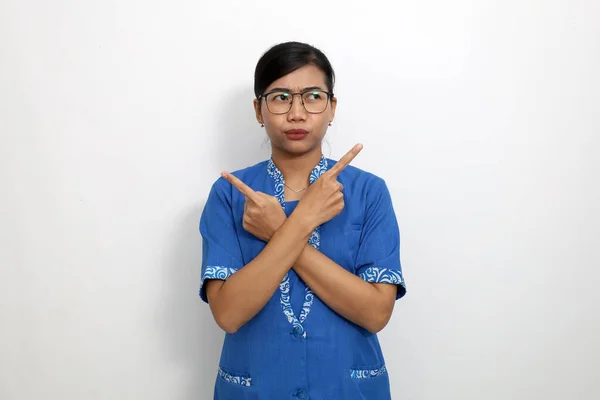 Förvirrad Ung Asiatisk Kvinna Som Står Mellan Två Val Isolerad — Stockfoto