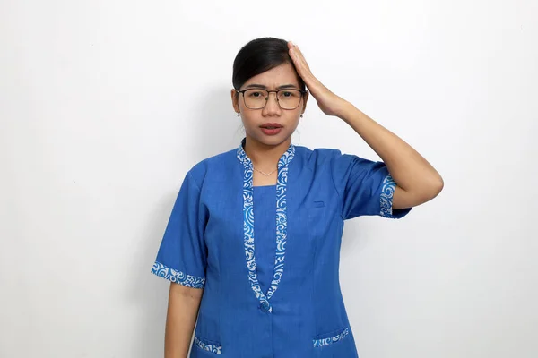Confuso Jovem Asiático Mulher Enquanto Segurando Cabeça Isolado Sobre Fundo — Fotografia de Stock