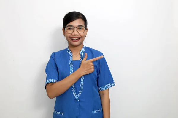 Sorrindo Jovem Asiática Mulher Apontando Para Lados Isolado Fundo Branco — Fotografia de Stock