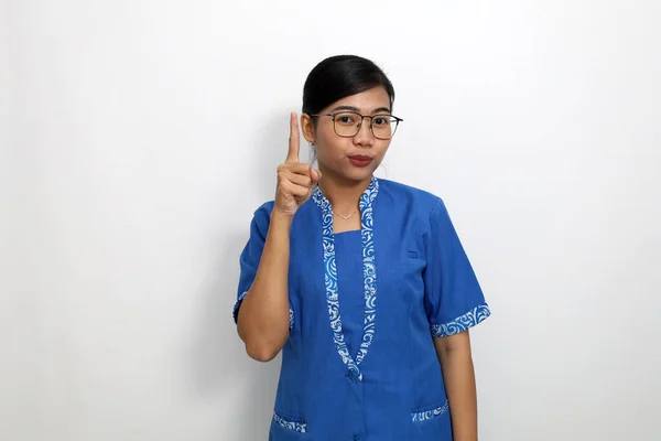 Parmak Gösteren Asyalı Genç Bir Kadın Beyaz Arkaplanda Izole — Stok fotoğraf