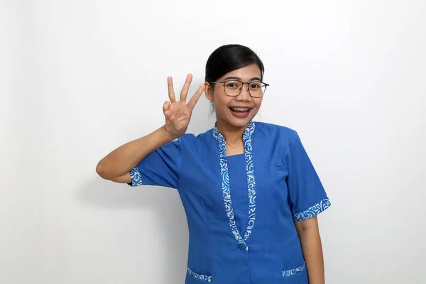 Junge Asiatische Frau Steht Und Zeigt Drei Finger Isoliert Auf — Stockfoto