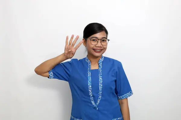 Jovem Mulher Asiática Mostrando Quatro Dedos Isolado Sobre Fundo Branco — Fotografia de Stock
