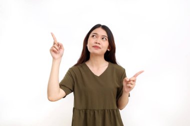 İki seçeneğin arasında duran mutlu genç Asyalı kadın. Kopyalama alanı ile beyaz arkaplanda izole