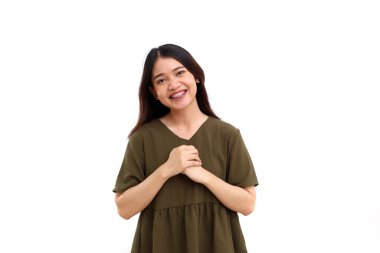 Dost canlısı genç Asyalı bir kadın karşılama jesti ile ayakta duruyor. Beyaz arkaplanda izole