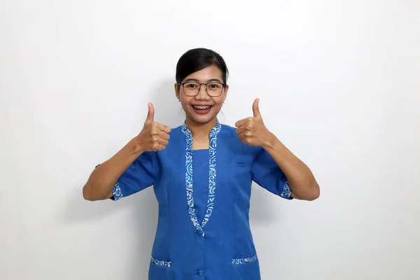 親指を立てながら立っている陽気な若いアジア人女性 白地に隔離された — ストック写真