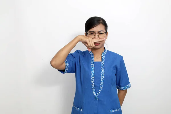 Junge Asiatische Frau Steht Während Sie Ihre Nase Bedeckt Konzept — Stockfoto