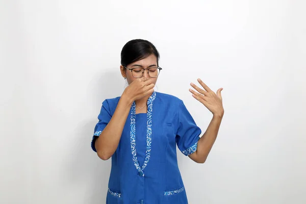 Junge Asiatische Frau Steht Während Sie Ihre Nase Bedeckt Konzept — Stockfoto
