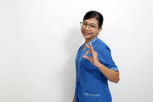 Glada Unga Asiatiska Kvinna Som Står Och Visar Okej Hand — Stockfoto
