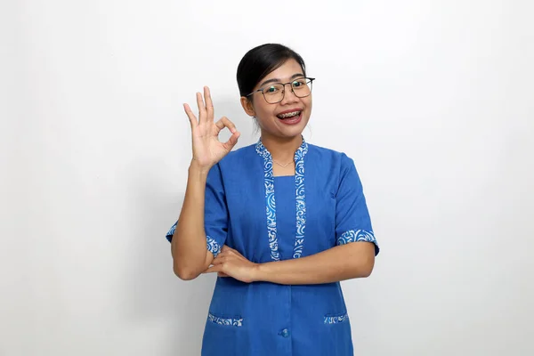 Alegre Jovem Asiático Mulher Enquanto Mostrando Mão Gesto Isolado Sobre — Fotografia de Stock