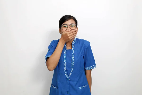 Młoda Azjatka Stojąca Przy Śmiechu Zakrywająca Usta Zabawny Pomysł Izolacja — Zdjęcie stockowe
