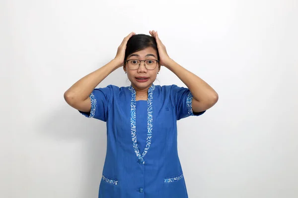Estressado Jovem Asiático Mulher Enquanto Segurando Cabeça Isolado Sobre Fundo — Fotografia de Stock