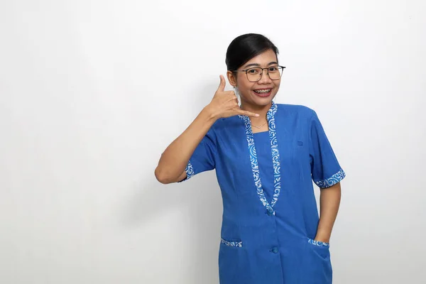 Glädjande Ung Asiatisk Kvinna Stående Medan Hon Visar Telefonhandens Gest — Stockfoto
