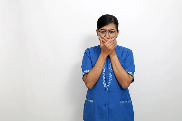 Traurige Und Schockierte Junge Asiatin Die Ihren Mund Bedeckt Isoliert — Stockfoto