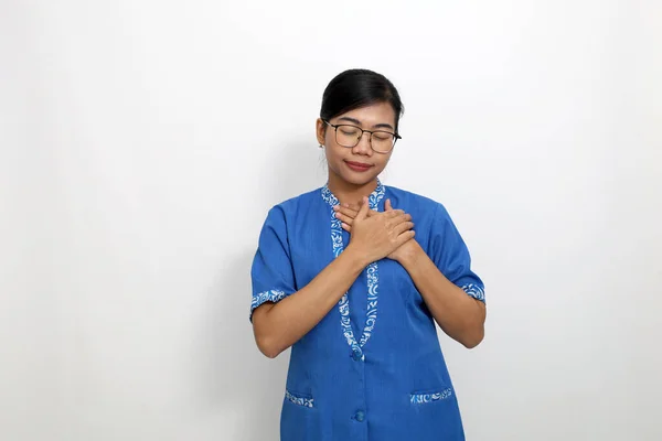 Aliviado Jovem Asiático Mulher Enquanto Segurando Peito Isolado Sobre Fundo — Fotografia de Stock