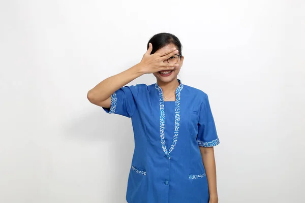 Lustige Junge Asiatin Die Lachend Ihr Gesicht Verhüllt Isoliert Auf — Stockfoto