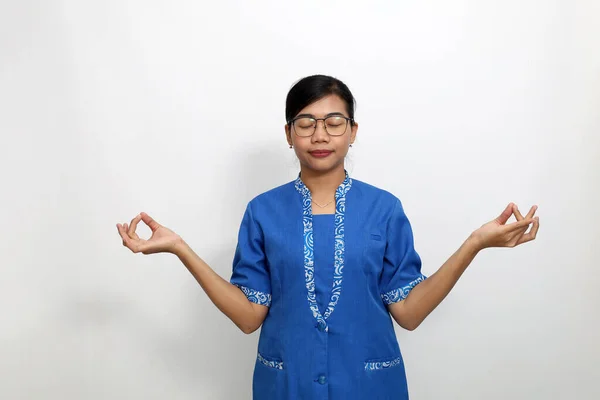 Genç Asyalı Çalışan Meditasyon Jesti Ile Ayakta Duruyor Beyaz Arkaplanda — Stok fotoğraf