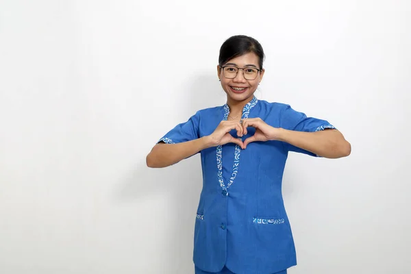 Χαρούμενη Νεαρή Ασιάτισσα Που Στέκεται Ενώ Φτιάχνει Σχήμα Καρδιάς Χέρια — Φωτογραφία Αρχείου