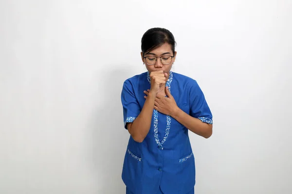 咳をしながら立っている若いアジアの女性 コピースペースと白に隔離された — ストック写真