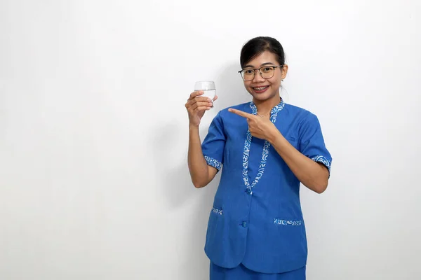 Jovem Mulher Asiática Mostrando Água Mineral Para Vida Saúde Isolado — Fotografia de Stock