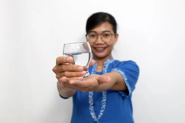 Jovem Mulher Asiática Apresentando Água Mineral Para Vida Saúde Isolado — Fotografia de Stock