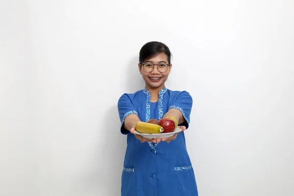 Fiatal Ázsiai Táplálkozási Szakértő Aki Gyümölcsöket Mutat Egészséges Életért Fehér — Stock Fotó