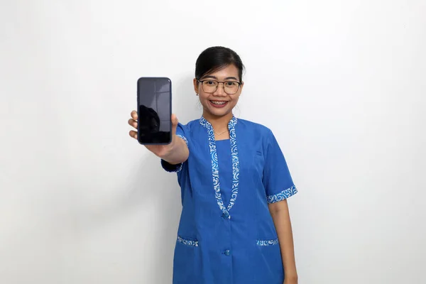 Молодий Азіатський Вчитель Стоїть Представляючи Порожній Екран Мобільного Телефону Ізольовані — стокове фото