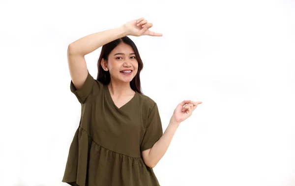 Feliz Adorável Jovem Mulher Asiática Enquanto Apresenta Apontar Algo Para — Fotografia de Stock