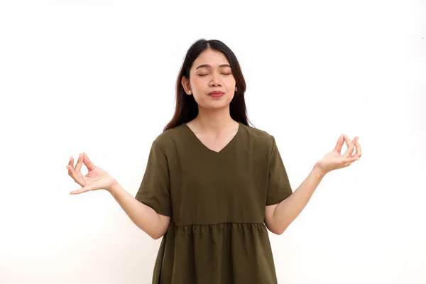 Mujer Asiática Joven Pie Con Pose Yoga Ojos Cerrados Sensación —  Fotos de Stock
