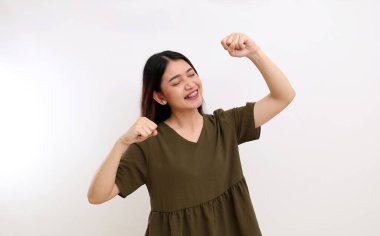 Dans ederken ellerini sıkarak duran güzel Asyalı kadın. Beyazda izole edilmiş