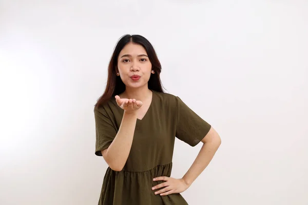 Hermosa Joven Asiática Mujer Pie Mientras Sopla Envía Beso Cámara —  Fotos de Stock