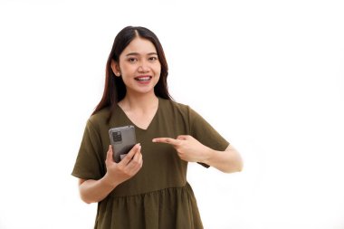 Cep telefonuyla onu işaret eden mutlu genç Asyalı kadın. Beyazda izole edilmiş