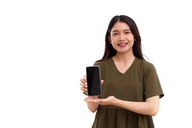 Cep telefonunun boş ekranını gösteren ya da sunan mutlu Asyalı genç bir kadın. Kopyalama alanı ile beyaza izole edilmiş