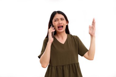 Telefonda konuşurken Asyalı kızgın genç bir kadın. Kopyalama alanı ile beyaz arkaplanda izole