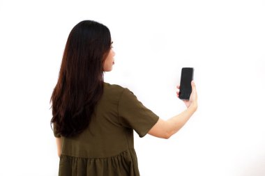 Elinde cep telefonu olan genç bir kadının arka görüntüsü. Beyaz arkaplanda izole