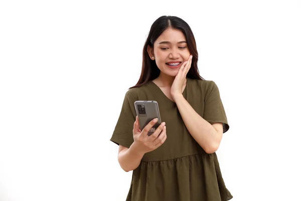 Дивовижна Красива Молода Азіатка Стоїть Тримаючи Мобільний Телефон Ізольовані Білому — стокове фото
