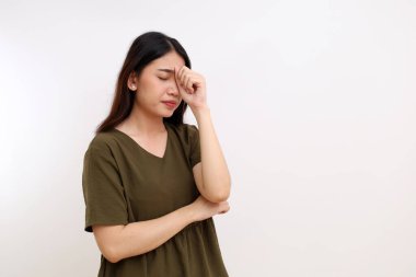 Arka planda telif boşluğu olan Asyalı genç bir kadının yorgun ve üzgün ifadesi