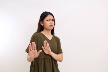 Asyalı güzel bir kadının inkar jesti ile duran portresi. Beyaz arkaplanda izole