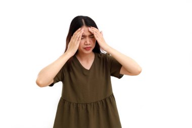 Güzel genç Asyalı kadın baş ağrısı çekiyor. Kopyalama alanı ile beyaza izole edilmiş
